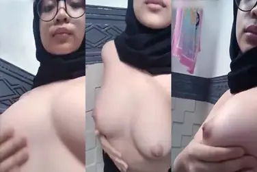 Gadis Hijab Perawan Sange Pamer Bodi Mulus
