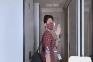 Pramugari Cantik Layani Penumpang VIP Di Hotel